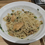 NIBOSHI MANIA - よく混ぜたあえ玉。大きなサーモンブロックが入っている