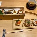 290054875 - 下右から白魚紅梅煮、煮豆、自家製スモークサーモン　上右から胡麻豆腐、玉子、銀鱈と豆腐の松風焼き、蛸の柔らか煮