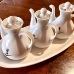 中華料理 口福 - 餃子と共に運ばれます。辣油。醤油。酢。この清潔さ、好ましいです。