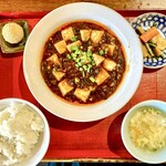 中華料理 口福 - ■2025年2月初旬■   ・四川麻婆豆腐　／　定食　　　　テーブル席への配膳。鮮やかで格好良いトレー。