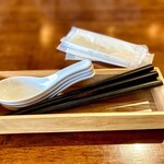 中華料理 口福 - 箸、レンゲ。見えやすく撮るために紙おしぼりを、よけた図。