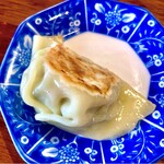 中華料理 口福 - ・ぷっくり餃子　　「ぷっくり餃子は味がしっかり入ってるのでそのまま食べるのが店主オススメの食べ方です」　by卓上メニュー。