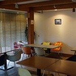 キクヤスカフェ - イームズの椅子が並ぶ店内