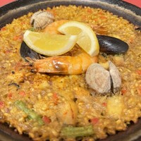びいどろ 銀座店 - 魚介のパエリアを選びました。具は小さく刻んで中に入っており、出汁がとても効いています。やはりここのパエリアが一番！何と出汁には鯛も使っているのだとか！