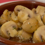 びいどろ - マッシュルームのセゴビア風はフーフー言うほどあつあつを持って来てくれます。フランスパンでお出汁を浸しながら食べるのが最高