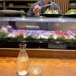 魚料理専門 魚魚一 - 冷酒とショーケース