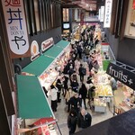 近江屋 伝兵衛 - 賑わう近江町市場(２階より)