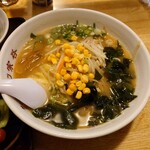 宗谷 - ▷みそラーメン
胡麻油の香りと味わいが心地良い味噌ラーメンとなる

白味噌の強めなミックス味噌らしく
多分、鶏ガラスープで
野菜の優しい出汁感がシッカリとしていて
美味しい味わい