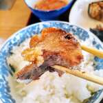 丸や - マグロ円盤の塩焼き（アップ）