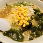 宗谷 - コーンにワカメ、キャベツにモヤシが具材となる