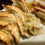 宗谷 - 軽くにんにく感があり、野菜タップリで
ミンチは少なめに入っている

餃子自体は普通な味わいなんだけど

このラー油の餃子タレと合わせると
これは美味しいねえ♪