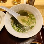 宗谷 - ◯わかめスープ
鶏ガラスープっぽい味わいがしている
なのでラーメンと一緒の出汁なので
鶏と豚なのだろう

塩味で胡麻油と野菜の優しい味わいがしている