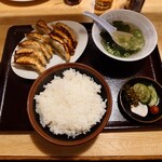 宗谷 - ▷餃子定食
この『餃子定食』が来た時に
『マジかー❗️凄えなあ❗️』が第一声だった

まさかのガッツリとある量だよねえ❗️

この量だと知っていたら
味噌ラーメンは注文することは無かっただろう（笑）