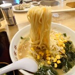 宗谷 - 麺は少し柔らかめだった

美味しかったので
精算時に出汁について婆ちゃんに尋ねてみたら
鶏ガラと豚骨と話されていた

このラーメン、ダブルスープだったんだねえ
