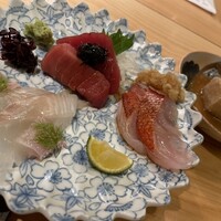 おすしと原始焼 金沢 なかむら - 刺盛（おまかせ三種盛り）＆お通し(揚げ胡麻豆腐）