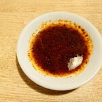宗谷 - 自家製らしきどろラー油は
これも変質感があるなあ（笑）

しかし唐辛子の辛み感が俊逸で
これを軽くヒトサジ使うと
割りとピリ辛になり餃子の味わいが締まって
餃子ごと中毒性のある味わいに変化するよねえ♪