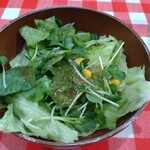 スイートバジル 大野城本店 - サラダ。イタリアンドレッシングが多めにかかっていますが、めっちゃうまぁ～