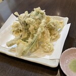 禅味 寿 - 春の天盛りは山菜が各種たっぷりと。天つゆも付いています^_^