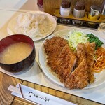 キッチン南海 - 料理写真:ロースカツライス850円＋イカフライ200円、ご飯大盛り100円です。