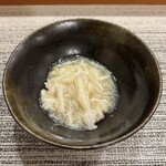 虹吉 - 酢飯にかけたズワイガニ