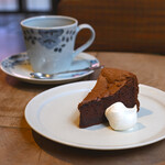 MUTO coffee roastery - 料理写真:ハンドドリップ(コロンビア/ナリーニョ・ブエサコ サンタ・フェ)@税込700円、ケーキセット ガトーショコラ@税込450円