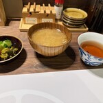 とんかつ 蒼樹 - 豚汁（おかわり可）、黒豆茶、漬け物セット