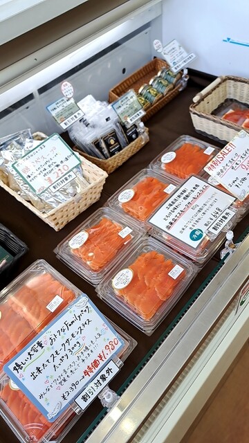 王子サーモン 北海道工場直営所 - 糸井（その他）の写真