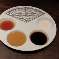 串揚げキッチン だん EKIZO神戸三宮店 - タレ。左から出汁醤油、辛子ソース、オリジナルソース、塩。