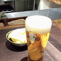 串揚げキッチン だん EKIZO神戸三宮店 - ビールと突き出しの生野菜。