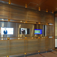 南国酒家 原宿本店 - エントランス手前のモニター