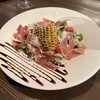 オステリア バーヴァ - 焼きとうもろこしと生ハムのシーザーサラダ(858円・込)