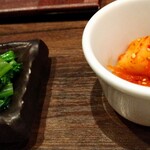 炭火焼肉 久 - 自家製カクテキ、アスパラのナムル