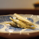 なかむら - ◇豆アジ
            濃縮されたような一口の強い旨み。香ばしさと強い味わいに生命力の恵みを感じさる。