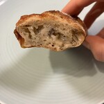 パン・デ・フィロゾフ - しらすとチーズのパンの断面。