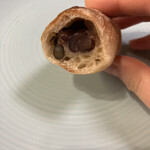 パン・デ・フィロゾフ - 黒豆と大納言のパンの断面。