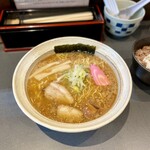 らーめん 三日月 - しょうゆラーメン（950円）