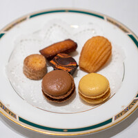 L'ESSOR - ミニャルディーズ  ブランデーのトリュフ フィナンシェ マドレーヌ ココナッツのサブレ チョコのマカロン レモンのマカロン