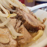 ラーメン二郎 - 豚の厚み