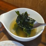 キッチン ブルー グローブ - 磯の香りのわかめスープ