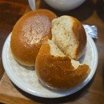 キッチン ブルー グローブ - ロールパンをカット