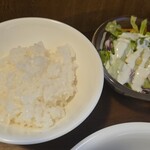 キッチン ブルー グローブ - ご飯、サラダのアップ