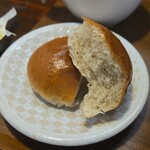 キッチン ブルー グローブ - ２つ目のロールパン