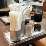 からめ亭 - 卓上の様子（スプーン有ります！）