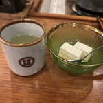 ホテル秘境の湯 - チーズケーキとお茶(お茶は色が薄いんだそう)