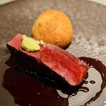 蒼 - 引き込まれるような妖艶さ。
      しっとりとした柔らかさと、噛むと染み出す上品な旨味。
      あの但馬玄のヒレをこんなボリュームでサーヴされるなんて、とんでもないことです。
      シェフの優しさに感謝です♪