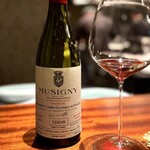 蒼 - はぁ…ため息が出るほど垂涎のワイン。
      ミュジニーの個性や25年の熟成を考えると、意外と芯がしっかりで、ボンヌ・マールと言われても違和感ないほど。
      それでもストラクチャーはさすがに整っていて、幸せ♪