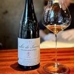 蒼 - ヴィネグレットソースの安定パートナー、ニコラ・ジョリー。
      密度の高い果実味ながら、いつもはシュナン・ブランらしい酸味をほのかに残すのですが、今回は余韻まで黄桃のようなふくよかさ。