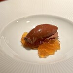 蒼 - サプラーーイズ♪
      予約が取れない蒼果さんの「国産カカオのガナッシュ」に、ここでお会いできるとは！
      サーヴされたときは、ペコリm(_ _)mとしました。
      この爽やかさだけは、食べた人にしか分からない。