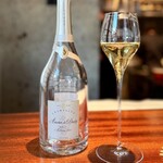 蒼 - アムール・ド・ドゥーツ、初めて飲みました。
      とてもシャルドネ単一とは思えない複雑さと奥行きで、これはとても好みのシャンパーニュです！
      いきなりグッと掴まれます。