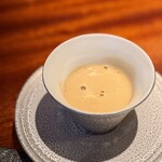 蒼 - そして、これまた世界一大好きなビスク。
      こんなに力強く赤座海老の味を感じるのに、どこかまろやか。
      その美味しさを知っていても、毎回驚く。